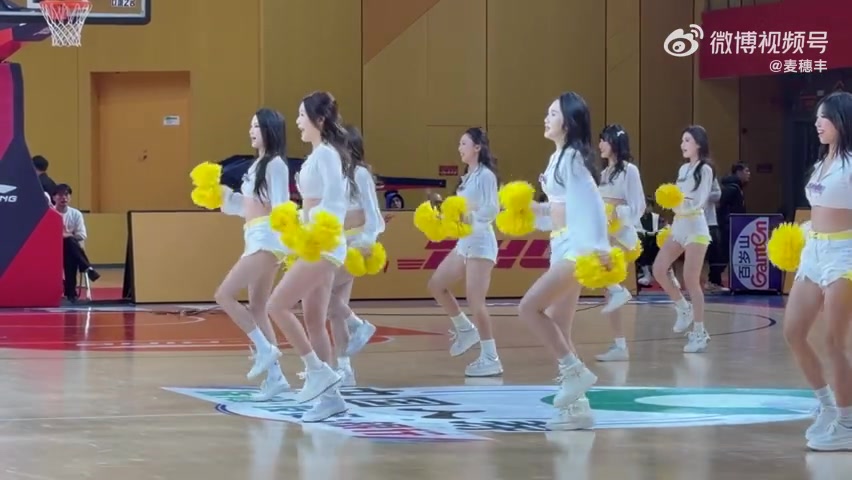 活力十足!媒体人晒广州男篮主场啦啦队的舞蹈表演视频