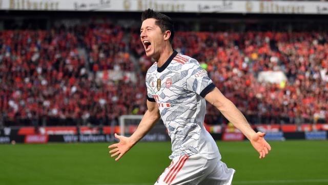 开云体育官网-告别低谷找回进球节奏 莱万双响引发药厂大崩盘